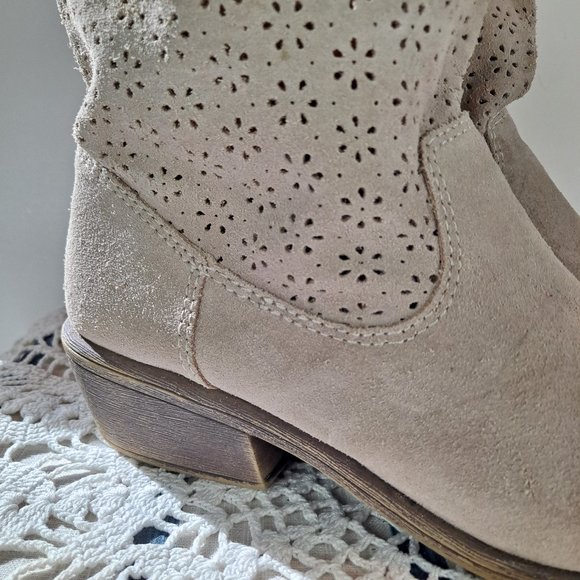 American Rag Giggi Tan Suede Western Style Low Boot Perforated Top Size 9.5 - Picture 4 of 10
